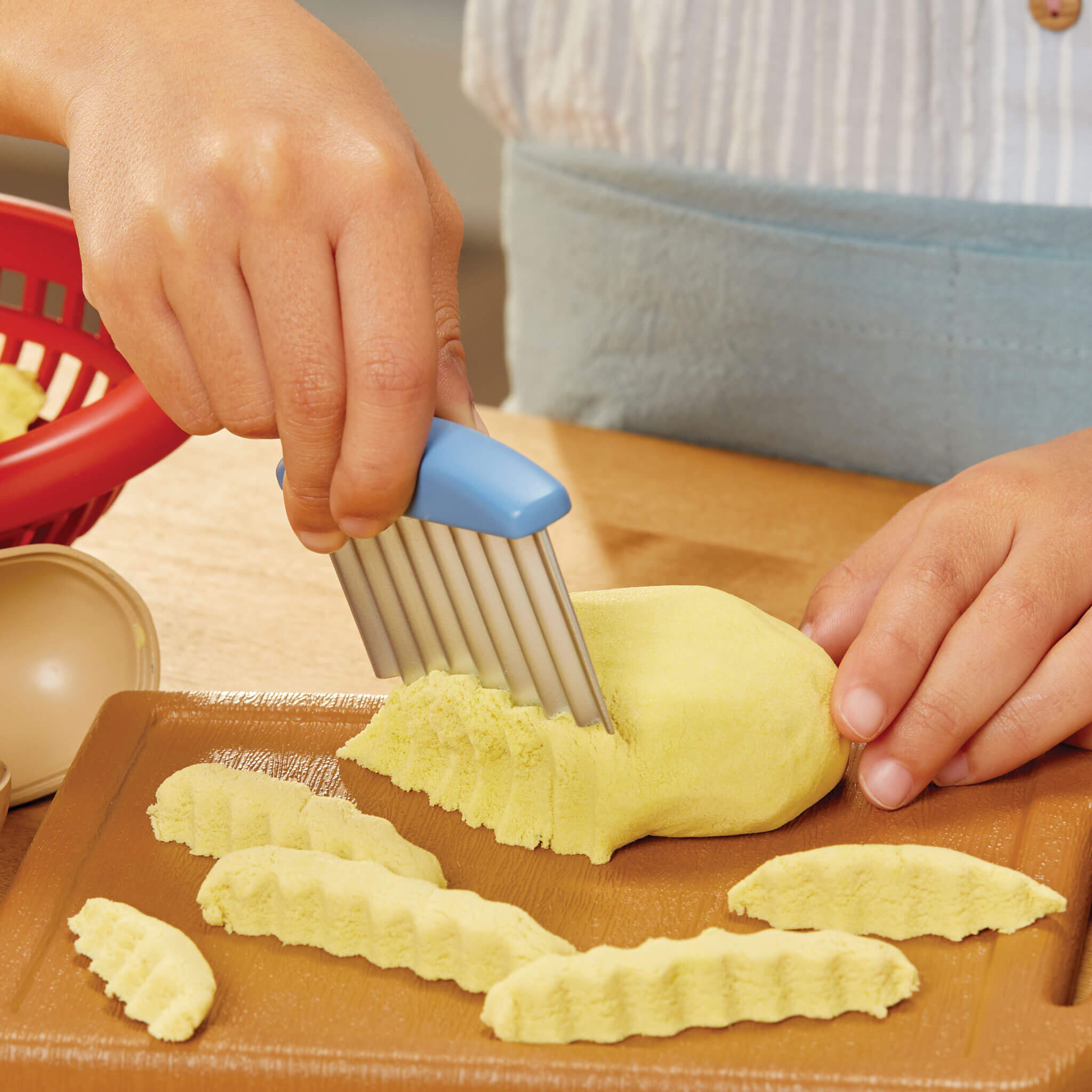 Creative Chefs™ Cheeseburger and Fries Kit - Creative Chefs Burger and Fries Kit Designed for Backyard Barbecue and Restaurant Role Play